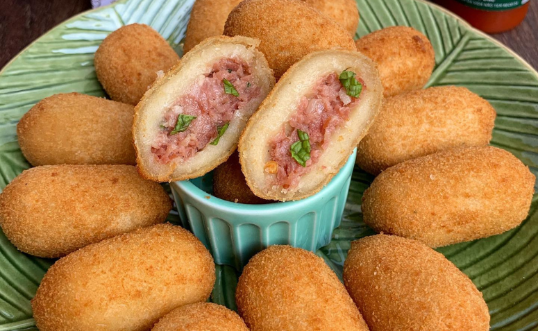 Bolinho de Calabresa com Queijo